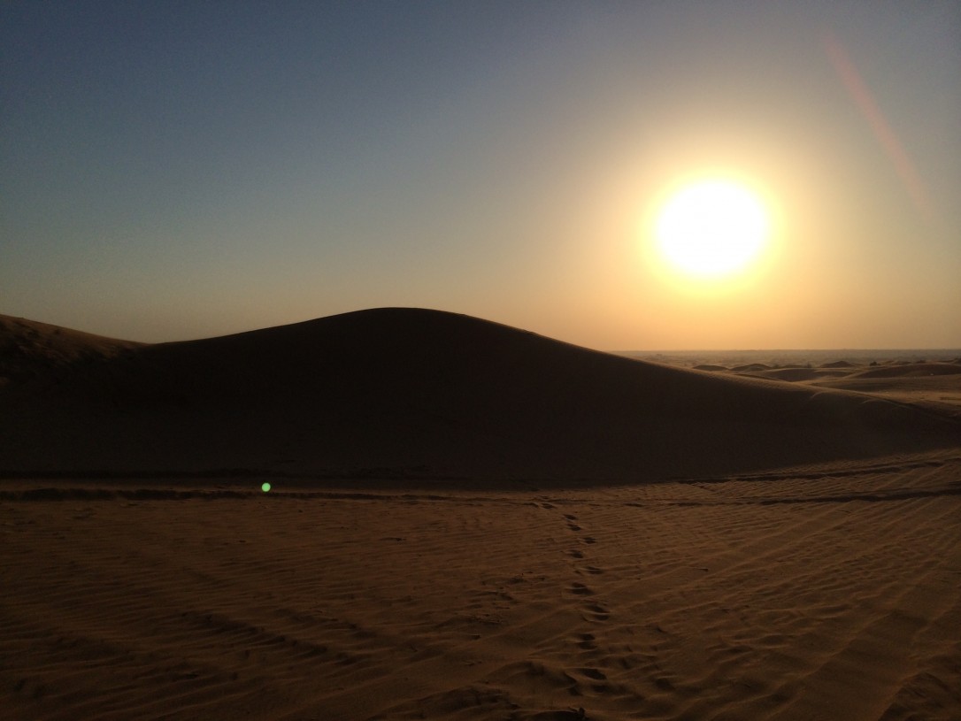 Auringonlasku aavikolla oli upea.