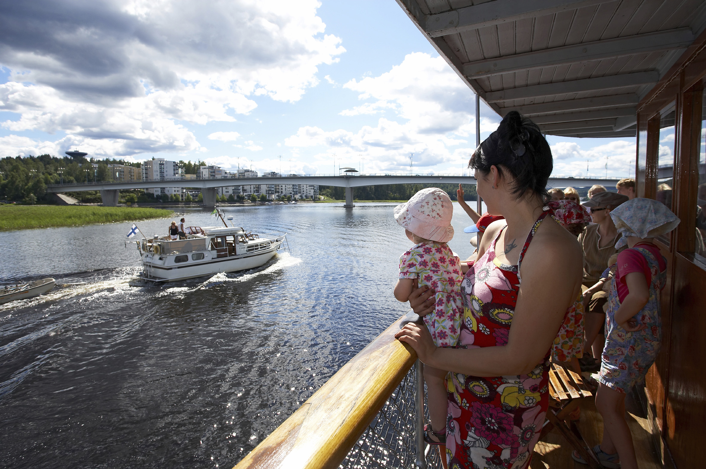Höyrylaiva s/s Suomi jättää Jyväskylän sekä Kuokkalan sillan taakseen ja suuntaa Päijänteelle. Risteily on  mukava tapa katsellä järvimaisemaa lasten kanssa.