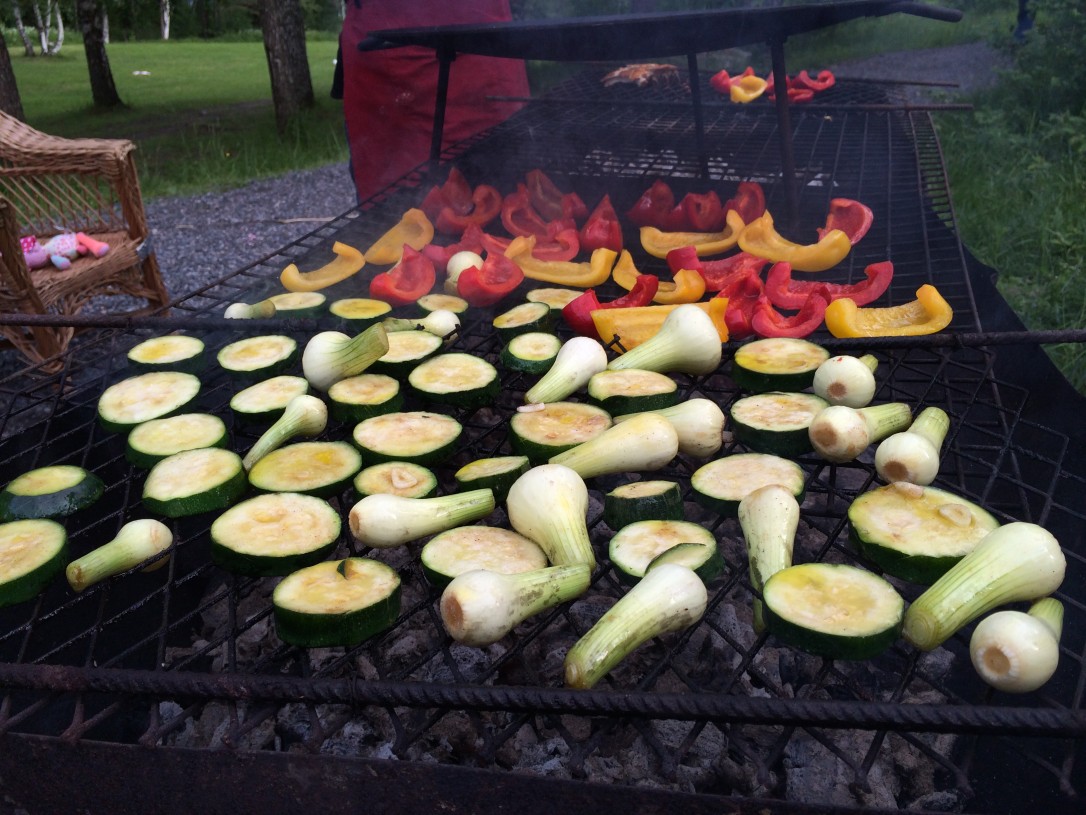 Grilli on rakennettu tyhjästä tynnyristä. Näin isolle joukolle toimii vain hiiligrill