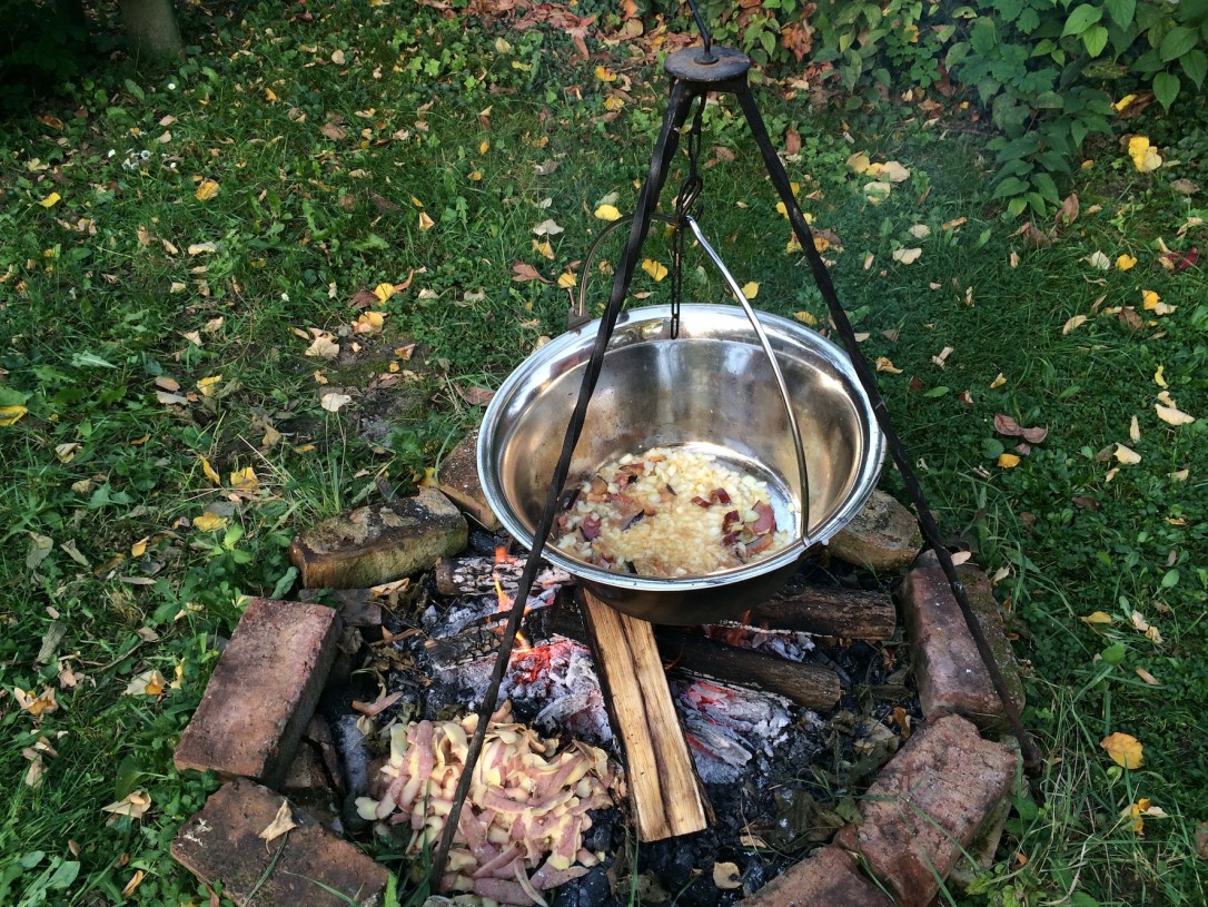 Yhtenä iltana ystävämme kokkasivat meille kotipihallaan perinteistä unkarilaista pataa.