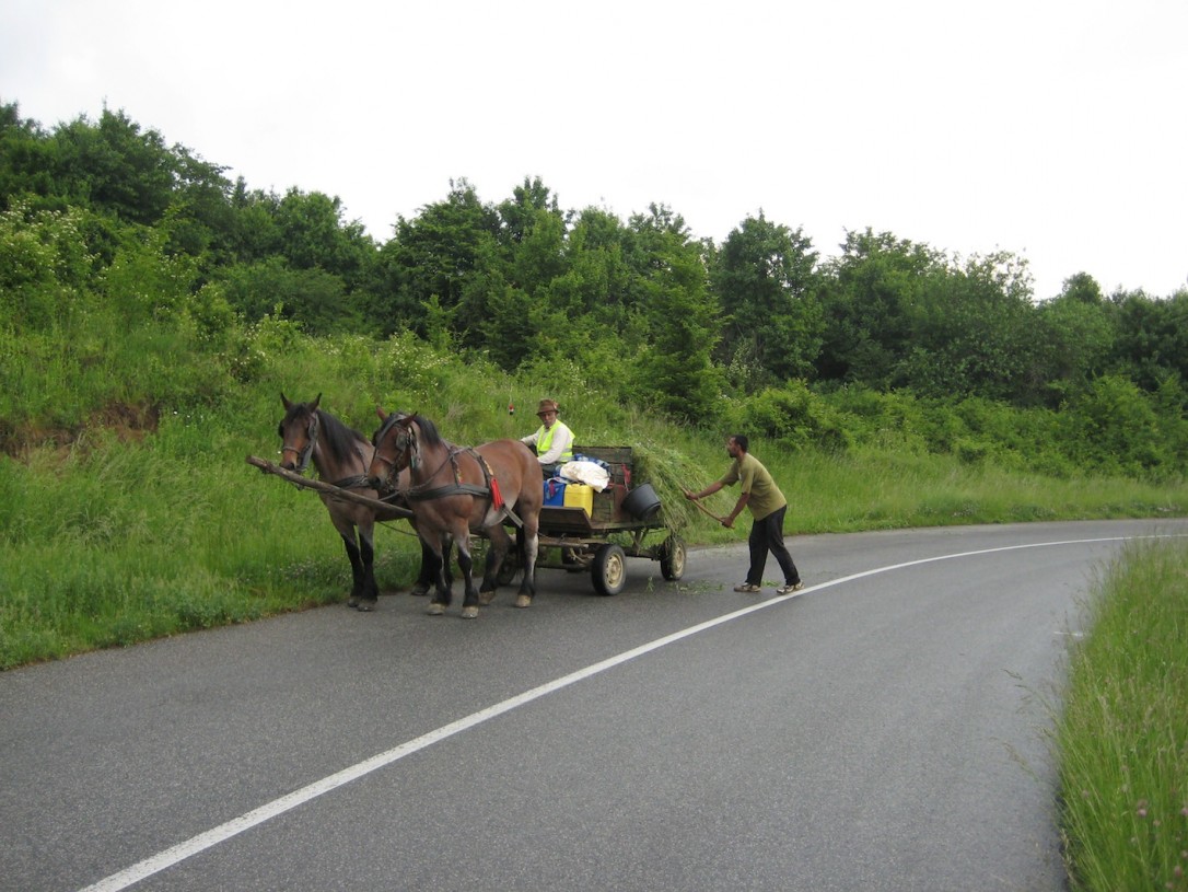 Unkarissa töitä tehdään monin paikoin vielä hevosten ja kärryjen kanssa.